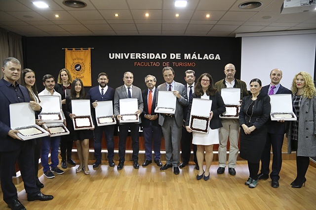 La Facultad de Turismo reconoce la labor de las empresas, antiguo alumno de honor y mejores expedientes académicos