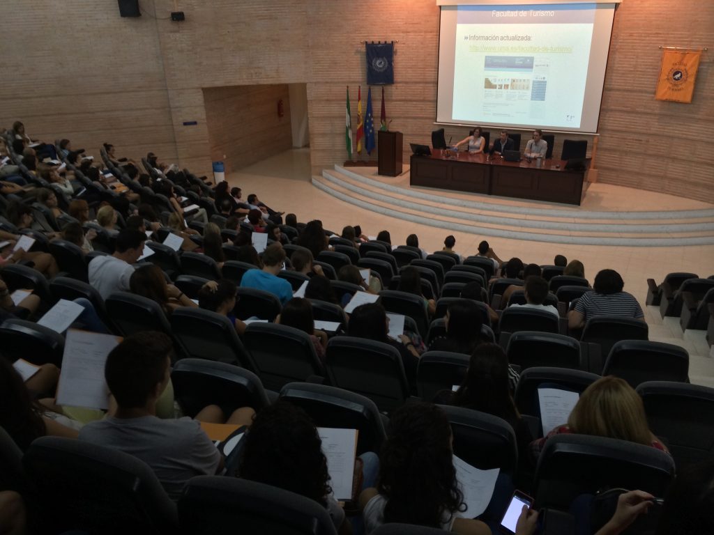 Alumnos en la Facultad de Turismo de Málaga