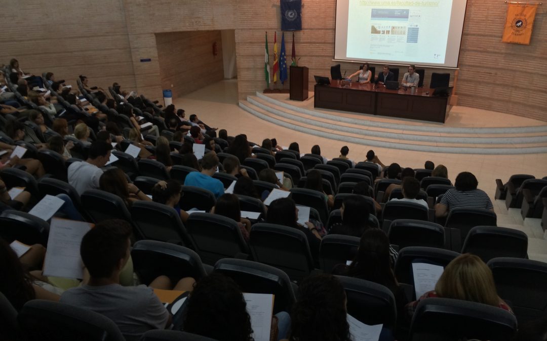 Alumnos en la Facultad de Turismo de Málaga